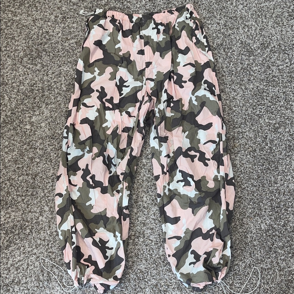 Women’s XL Camouflage Cargo Pants - Picture 2 of 14